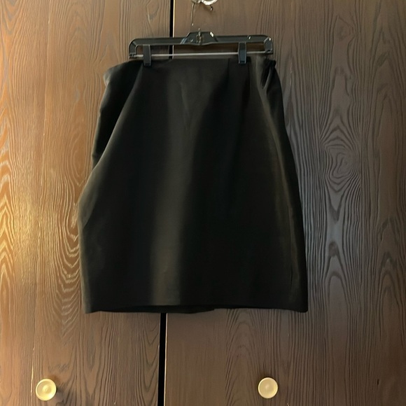 Ellen Tracy black skirt with a silver sheen. Size 18. - Picture 1 of 8